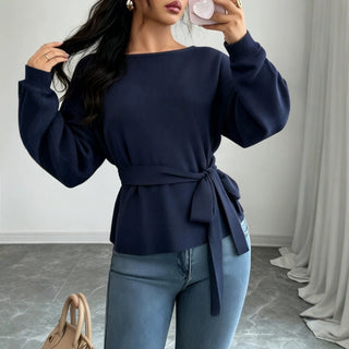 Pull bleu marine en maille à col rond, manches longues, ceinture nouée