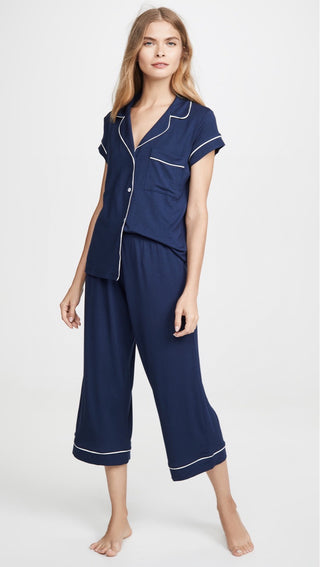 Pyjama pantacourt bleu marine en modal, haut boutonné à manches courtes et passepoil contrasté