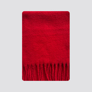 Écharpe en laine rouge à franges, tissu brossé et doux.