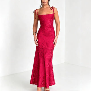 Robe sirène longue satin jacquard rouge, bretelles nouées, encolure carrée