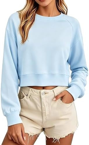 Manches longues sweat-shirt court femme bleu clair à col rond, coupe ample.
