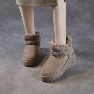 Bottines fourrées en daim taupe, revers bouclé et semelle plateforme crantée