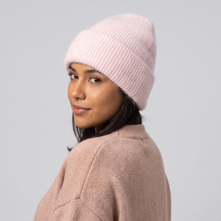 Bonnet ample rose pâle en maille côtelée, vu de trois quarts
