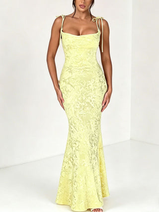 Robe sirène longue satin jacquard jaune, bretelles nouées, encolure carrée