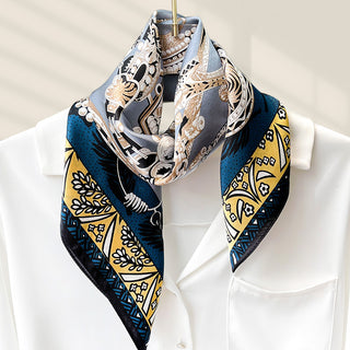 Carré de soie bleu marine et jaune à motifs ornementaux, à nouer au cou.