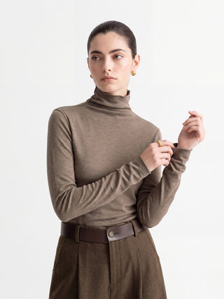 Sous-pull col roulé taupe à manches longues, maille fine.