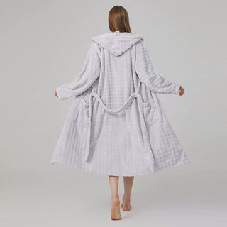 Peignoir en éponge à capuche, ceinture nouée, motif gaufré, gris clair, vue dos.