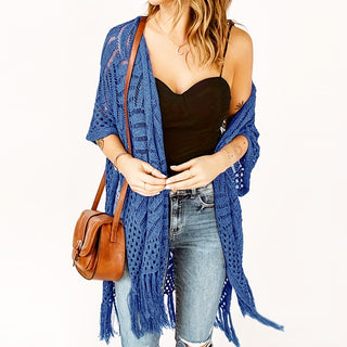 Gilet kimono long bleu au crochet, ouverture devant et franges sur le bas
