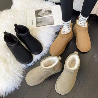 Bottes fourrées courtes en daim noir et camel, doublure chaude en fausse fourrure.