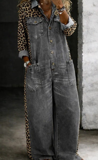 Combinaison en jean gris anthracite, manches léopard, col chemise boutonné, poches plaquées.