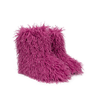 Botte moumoute en fausse fourrure violette, tige courte duveteuse et forme arrondie.