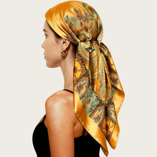 Foulard carré en satin jaune doré avec motif cachemire, grand format