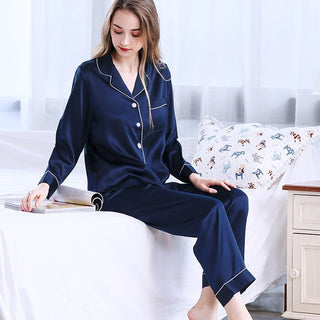 Pyjama en satin pour femme bleu marine : chemise à col tailleur boutonnée, pantalon long