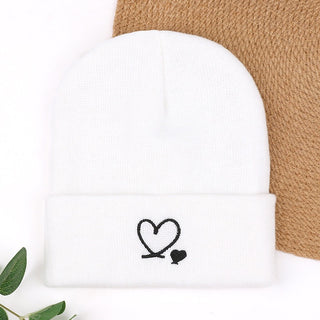 Bonnet tricoté blanc avec broderie cœurs noir sur revers