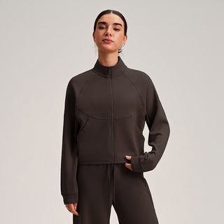 Veste zippée courte pour femme en maille douce, col montant, couleur marron foncé, manches raglan.