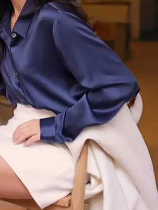 Manche longue et poignet boutonné d’une chemise en satin bleu marine