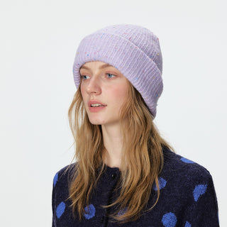 Bonnet en tricot lavande à revers, parsemé de petits points colorés