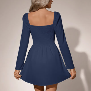 Robe courte bleu marine à manches longues, dos smocké et encolure carrée