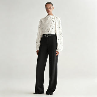 Blouse blanche à pois noirs, col drapé et encolure froncée au devant