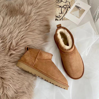 Mini boots en daim camel, doublure chaude en fausse fourrure, semelle texturée.