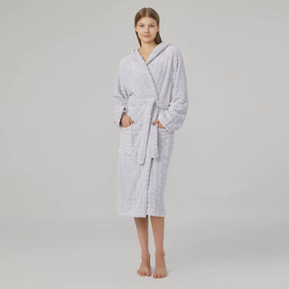 Peignoir en éponge à capuche, ceinture nouée, tissu gaufré, gris clair, vue de face.