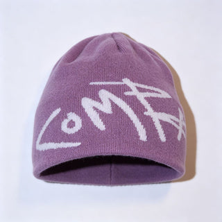 Bonnet en laine femme violet à inscription jacquard blanche, forme côtelée.