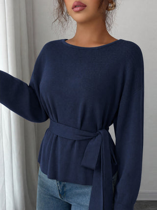 Pull bleu marine en maille à manches longues, taille ceinturée nouée sur le devant