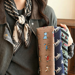 Foulard en soie imprimé chevaux, beige et bleu marine, motifs équestres, noué.