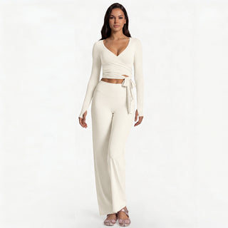Ensemble yoga femme blanc cassé : haut manches longues à encolure V et pantalon évasé noué