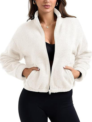 Veste en polaire blanc cassé ouverte, col relevé et poches latérales