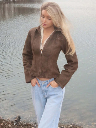 Veste courte marron zippée, col chemise, coupe cintrée et manches évasées