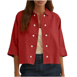 Chemisier court rouge à manches courtes, col chemise et double boutonnage.