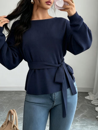 Pull bleu marine à col rond, manches longues, ceinture nouée sur le côté