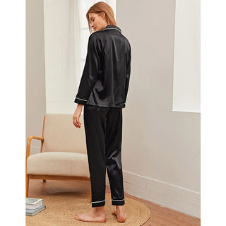 Ensemble pyjama satiné noir pour femme : chemise boutonnée à manches longues et pantalon à passepoil