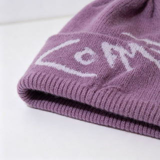 Bonnet en laine femme violet : revers côtelé et motif jacquard blanc.