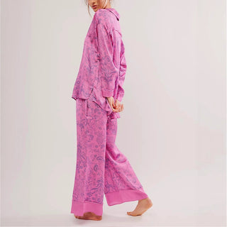 Ensemble pyjama satiné rose à motif cachemire, chemise manches longues et pantalon évasé