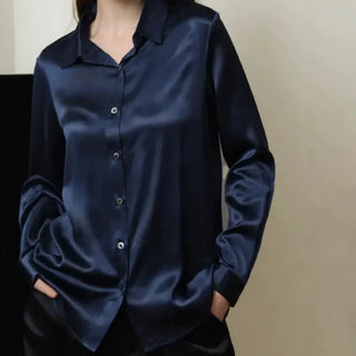 Chemise en satin bleu marine à boutons visibles et col classique