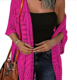 Gilet kimono crochet fuchsia ajouré, ouvert, manches courtes, franges au bas.