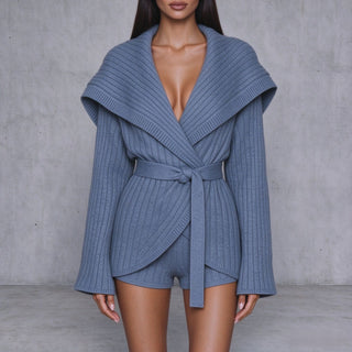 Ensemble gilet portefeuille côtelé bleu et short, ceinture à nouer, grand col châle