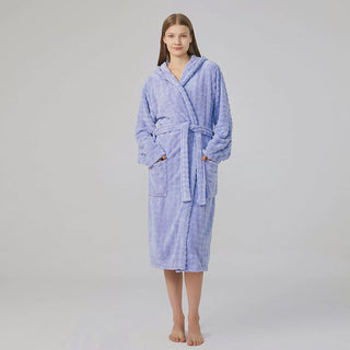 Peignoir en éponge à capuche, ceinture nouée, tissu gaufré, bleu clair.