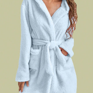 Robe de bain bleu clair en peluche, à capuche et ceinture nouée
