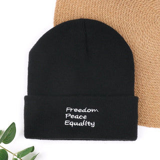 Bonnet tricoté noir avec broderie “Freedom Peace Equality” en blanc