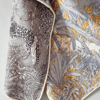 Détail du foulard double face: imprimé jungle gris et ocre, tissus texturés.