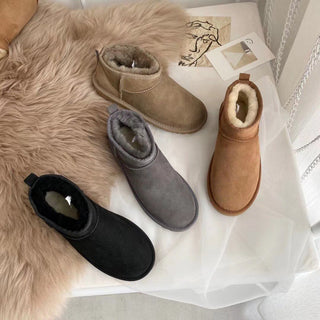 Mini boots en daim doublées, modèles noir, gris et camel, intérieur en fausse fourrure.