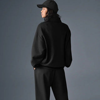 Sweat noir col montant, vue dos, capuche et fermeture au col, manches longues.