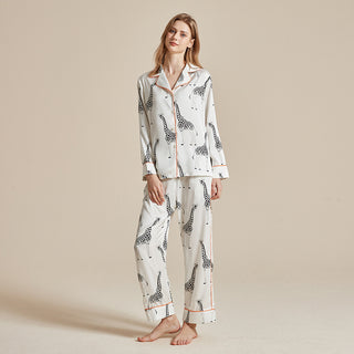 Ensemble de pyjama satin blanc à imprimé girafes, chemise boutonnée à revers et pantalon long