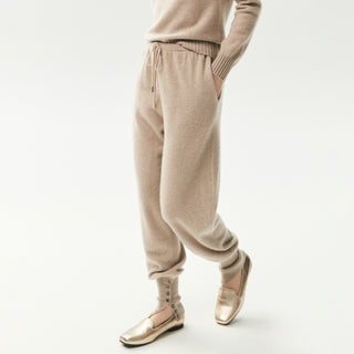 Pantalon de jogging en maille camel, taille élastique à cordon, chevilles boutonnées.