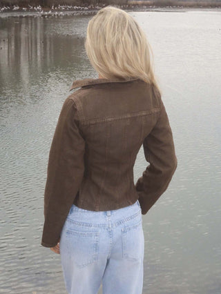 Veste courte marron zippée, vue dos, col chemise, coupe cintrée