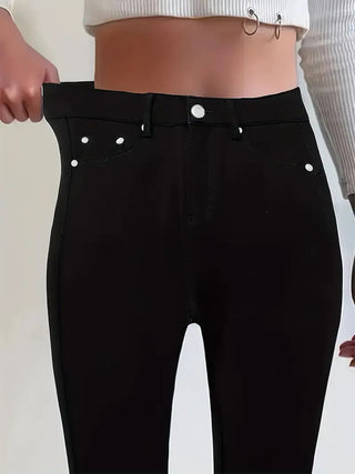 Jean skinny taille haute noir, poches devant et rivets décoratifs à boutons