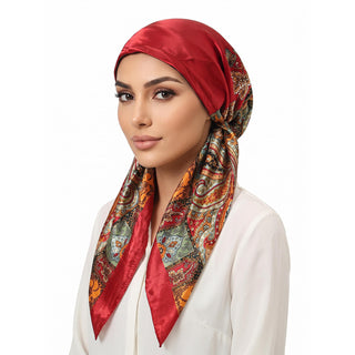 Foulard en satin imprimé à nouer sur les cheveux ou au cou, rouge et motifs cachemire.